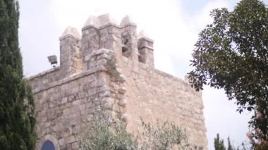 Kudüs'te Eski Manastır Kilisesi Bells Zeytin Ağacı ve Kuş