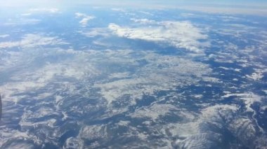 Uçan Abovesnowy dağlar