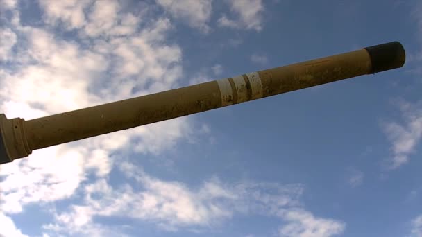 Ствол танка на фоні блакитного хмарного неба — стокове відео