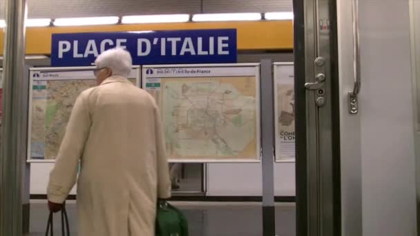 Getting Off The Train in Parijs ondergrondse Metro Station Place d'italie — Stockvideo
