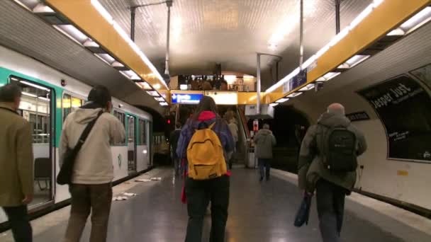 Pessoas caminhando na estação de metrô de Paris — Vídeo de Stock