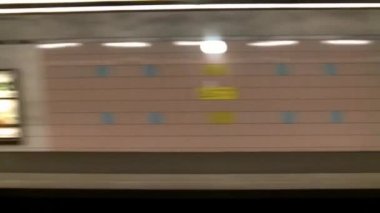 Paris Metro tren penceresinden görünümü