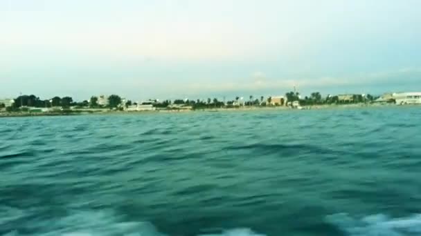 Kruissnelheid een speedboot 's avonds langs Acre poort in Israël — Stockvideo