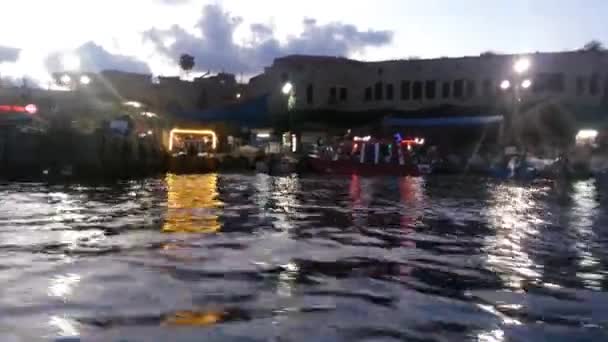 Пристыковка лодки к гавани Акко в вечернее время — стоковое видео