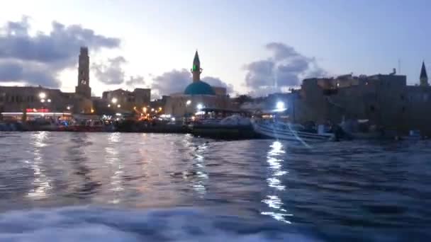 Пристыковка лодки к гавани Акко в вечернее время — стоковое видео