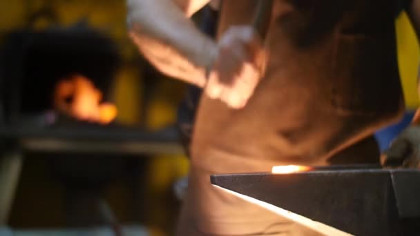 Forger une épée dans un atelier sur un mouvement lent de l'enclume 