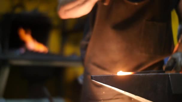 Ferreiro Forjando Espada em um Anvilwith faíscas em um Workshop Slow Motion — Vídeo de Stock