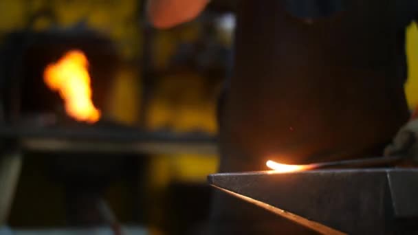 Forger une épée sur une enclume dans un atelier de forgeron 