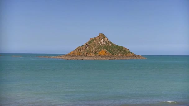 Pequeña isla en el medio del Océano Atlántico — Vídeo de stock