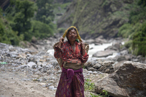 Непальская женщина в горах Гималаев. Village Na. Апрель 27, 2018