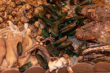 Asya 'da tezgahta deniz ürünleri var.