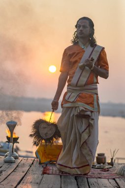 Gangsterlerin kıyısındaki Varanasi Puja. Hindistan, Varanasi, Aralık 2015
