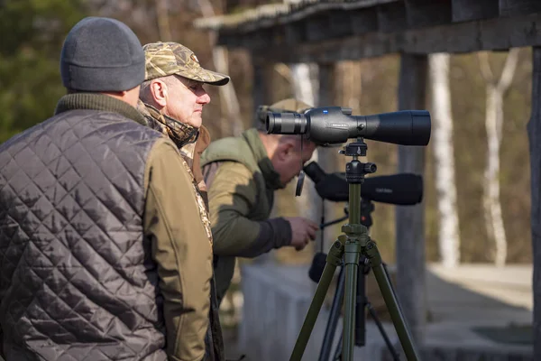 Uomo Poligono Tiro Che Guarda Attraverso Binocolo Ucraina Chernihiv Marzo — Foto Stock