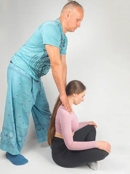 Thai Massage Done Man Girl — Stock Photo, Image