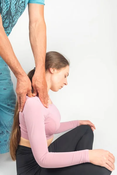 Thaise Massage Wordt Gedaan Door Een Man Een Meisje — Stockfoto