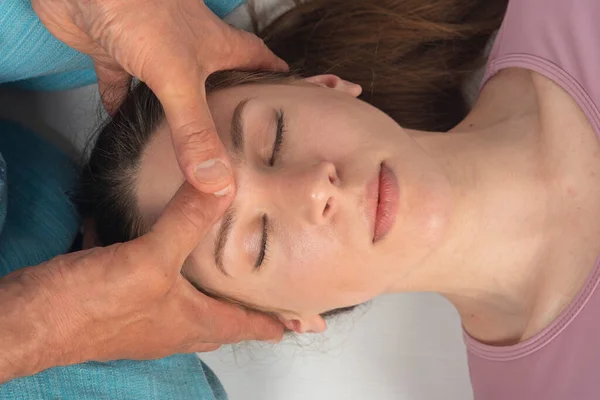 Massagem Tailandesa Feito Por Homem Para Uma Menina — Fotografia de Stock