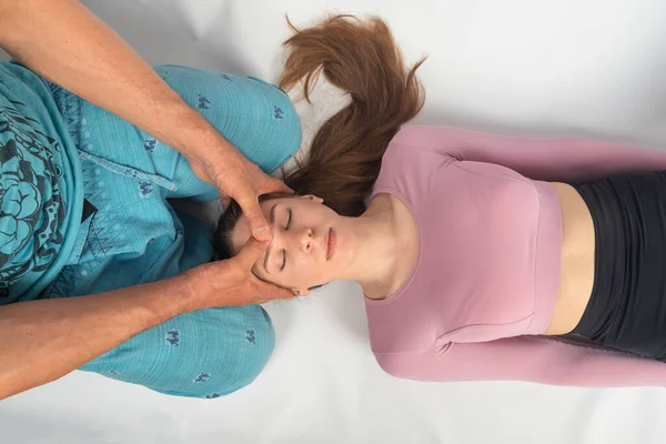 Thai Massage Wird Von Einem Mann Ein Mädchen Durchgeführt — Stockfoto