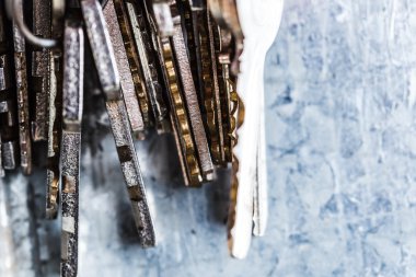 Birçok eski anahtar