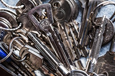 Birçok eski anahtar.