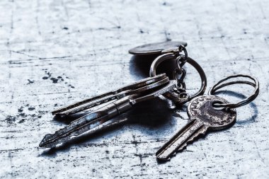 Birçok eski anahtar.