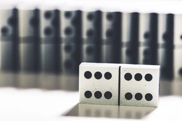 Het domino-effect van witte blokken — Stockfoto