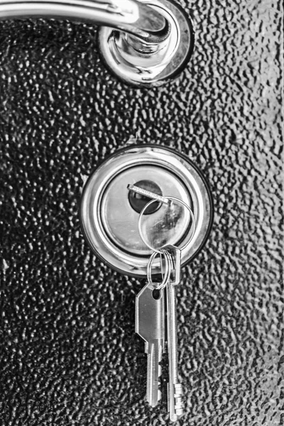 Ключ в замочной скважине на двери — стоковое фото