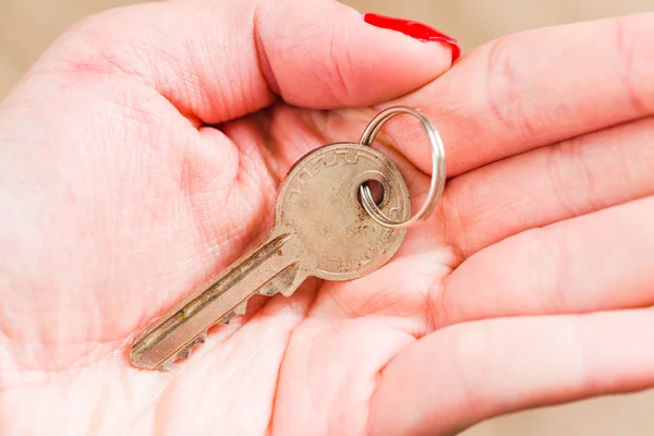 손에 들고 있는 집 열쇠 — 스톡 사진