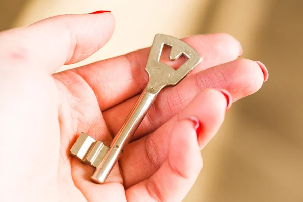 Hausschlüssel in der Hand — Stockfoto