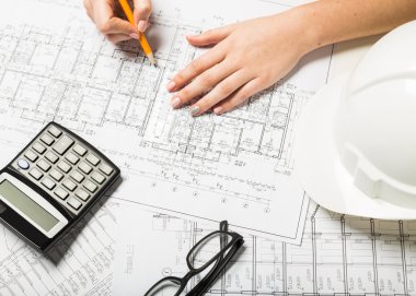 Taslak üzerinde çalışan bir mimar