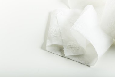 tuvalet kağıdı beyaz arkaplanda izole edildi