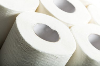 tuvalet kağıdı beyaz arkaplanda izole edildi