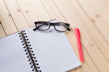 Keçeli kalem ve boş not defteri