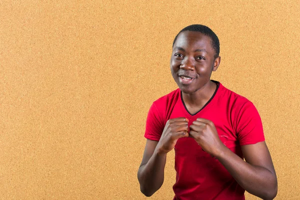 Afro-americano masculino em uma posição defensiva de luta — Fotografia de Stock