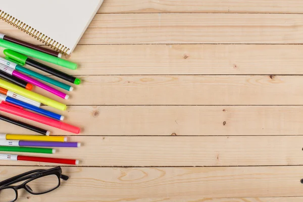 Bolígrafos de fieltro y bloc de notas en blanco — Foto de Stock