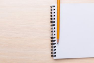 Ahşap masa üstünde not etmek