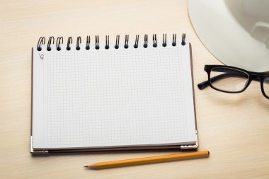 Ahşap masa üstünde not etmek