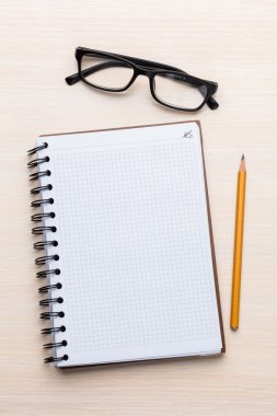 Ahşap masa üstünde not etmek