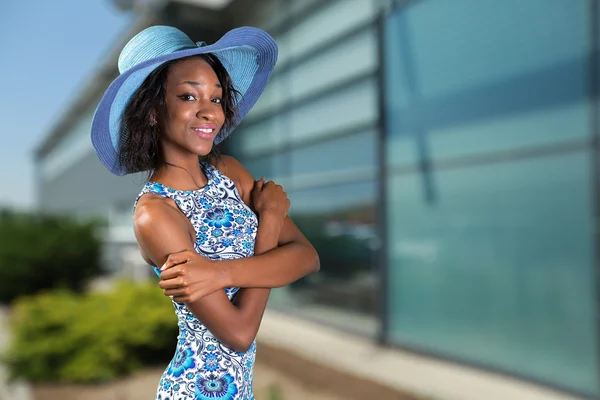 Jonge Zuid-Afrikaanse vrouw in blauw — Stockfoto