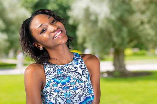 非洲裔美国妇女笑着 — 图库照片