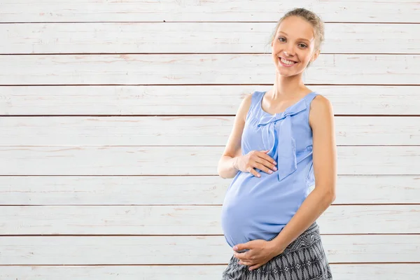 若い幸せな笑みを浮かべて妊婦 — ストック写真