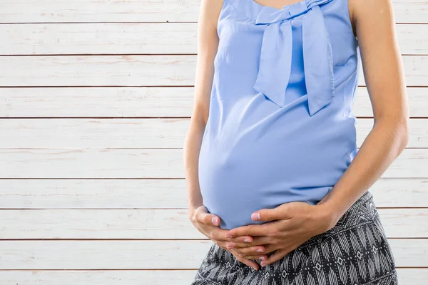 若い幸せな笑みを浮かべて妊婦 — ストック写真