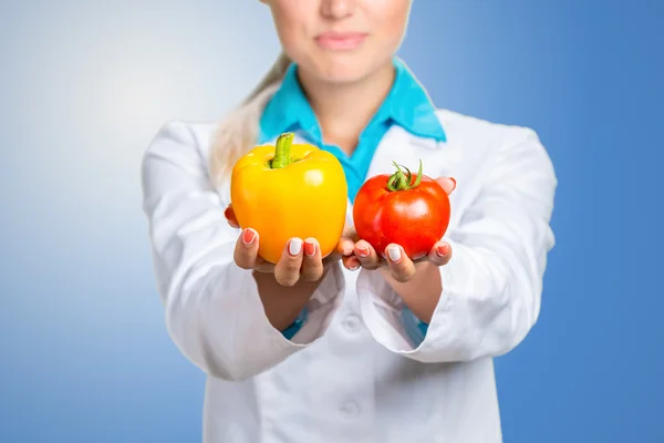 Dietista feminina feliz com legumes frescos e diário — Fotografia de Stock