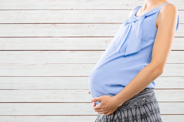 Junge glücklich lächelnde schwangere Frau — Stockfoto