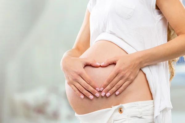 Junge schwangere Frau — Stockfoto