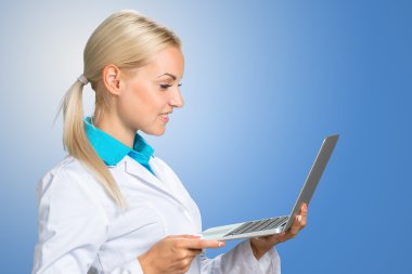tıbbi gow gülümseyen doktor kadın