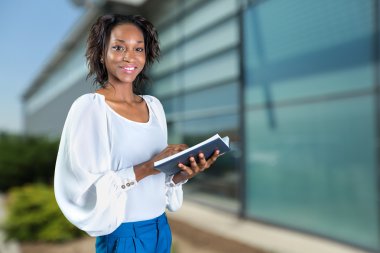 bir kitap olan Afrika bir kadın portresi