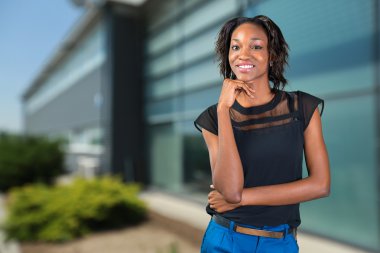 siyah kadın gülümsüyor