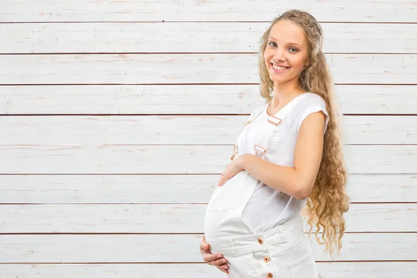 Junge glücklich lächelnde schwangere Frau — Stockfoto