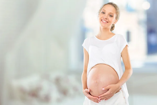Joven feliz sonriente embarazada —  Fotos de Stock