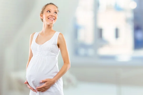 Joven feliz sonriente embarazada —  Fotos de Stock